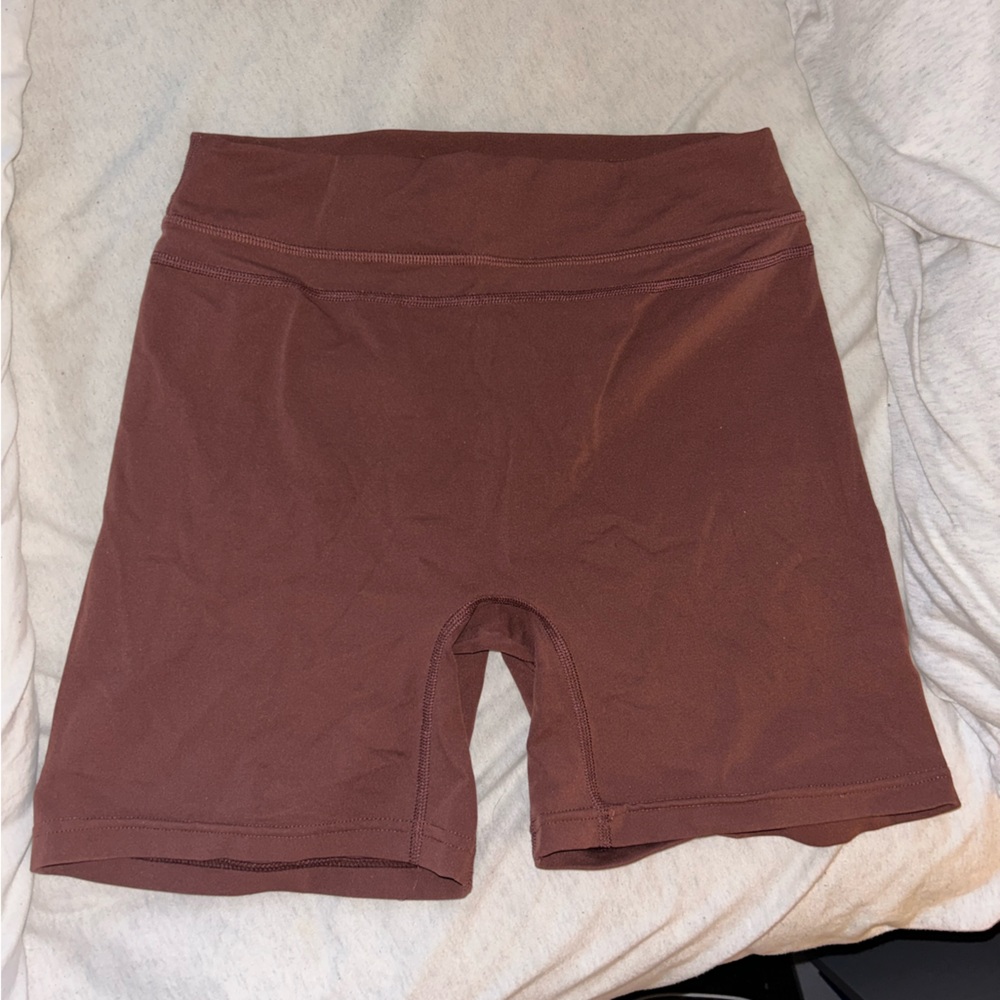 Not sure exactly the brand but seamless gym shorts with scrunch!